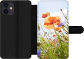Bookcase Geschikt voor iPhone 12 telefoonhoesje - Bloemen - Klaproos - Lente - Natuur - Rood - Blauw - Met vakjes - Wallet case met magneetsluiting