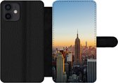Bookcase Geschikt voor iPhone 12 telefoonhoesje - New York - Skyline - Zonsondergang - Met vakjes - Wallet case met magneetsluiting