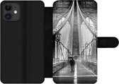 Bookcase Geschikt voor iPhone 12 Pro Max telefoonhoesje - Brooklyn brug tijdens de regen in zwart-wit - Met vakjes - Wallet case met magneetsluiting