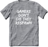 Gamers don't die T-shirt | Gaming kleding | Grappig game verjaardag cadeau shirt Heren – Dames – Unisex | - Donker Grijs - Gemaleerd - M