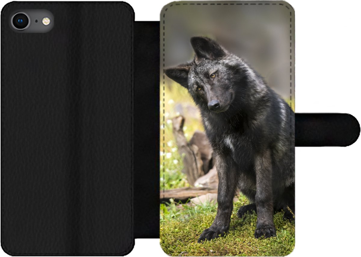 Telefoonhoesje Geschikt voor iPhone 7 telefoonhoesje - Wolf - Zwart - Gras - Met vakjes - Wallet case met magneetsluiting