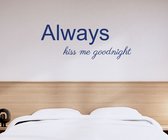 Stickerheld - Muursticker Always kiss me goodnight - Slaapkamer - Liefde - Boven je bed - Engelse Teksten - Mat Donkerblauw - 41.3x107.8cm