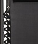 Detail van de zijkant van de zwarte relaxstoel: gaasstof zitting met vetersluiting aan een zwart metalen frame.