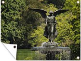 Tuin decoratie Standbeeld van een Engel in een groenrijk park - 40x30 cm - Tuindoek - Buitenposter
