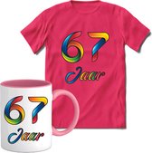 67 Jaar Vrolijke Verjaadag T-shirt met mok giftset Roze | Verjaardag cadeau pakket set | Grappig feest shirt Heren – Dames – Unisex kleding | Koffie en thee mok | Maat XXL