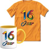 16 Jaar Vrolijke Verjaadag T-shirt met mok giftset Geel | Verjaardag cadeau pakket set | Grappig feest shirt Heren – Dames – Unisex kleding | Koffie en thee mok | Maat XL