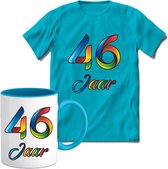 46 Jaar Vrolijke Verjaadag T-shirt met mok giftset Blauw | Verjaardag cadeau pakket set | Grappig feest shirt Heren – Dames – Unisex kleding | Koffie en thee mok | Maat XXL