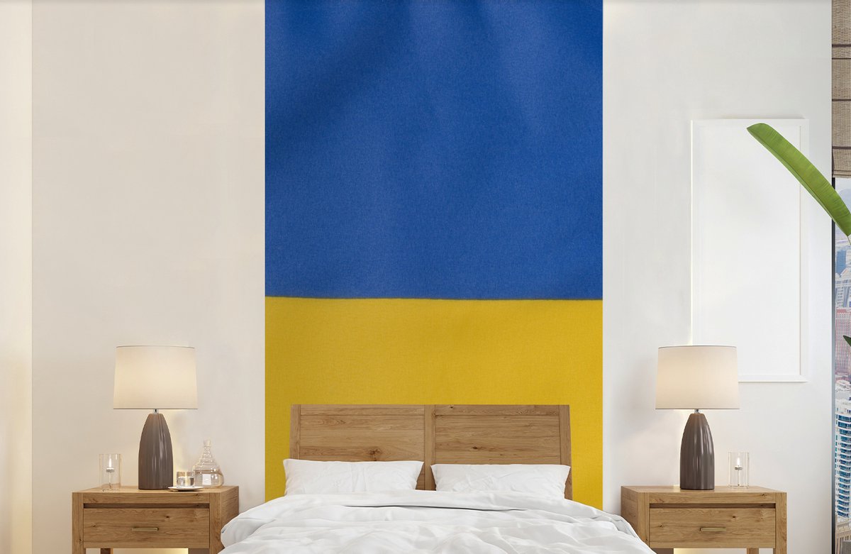 Behang - Fotobehang Close-up van de vlag van Oekraïne - Breedte 120 cm x hoogte 240 cm