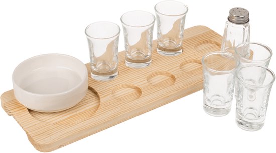 Plateau en bois avec quatre verres à shot vides, un bol et une salière.