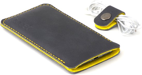 JACCET lederen iPhone 15 Plus case - antraciet/zwart leer met geel wolvilt - Handmade in Nederland