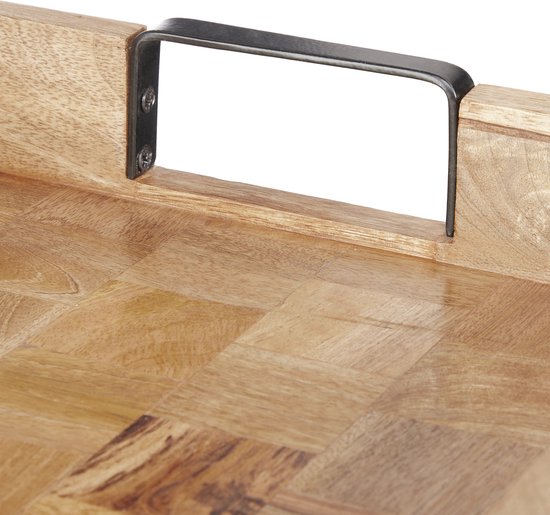 Dichtbij detail van een houten dienblad met zwart metalen handgrepen.