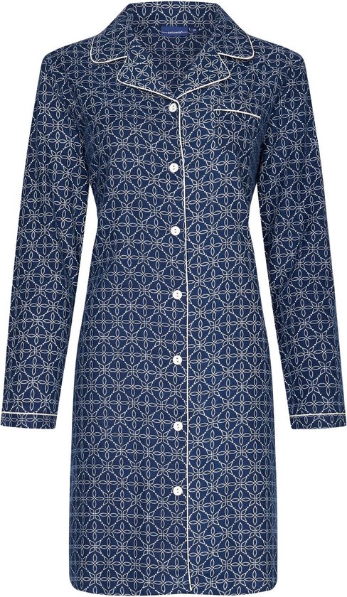 Een donkerblauw nachthemd met een wit geometrisch patroon en witte biezen. Het nachthemd heeft lange mouwen en knoopjes.