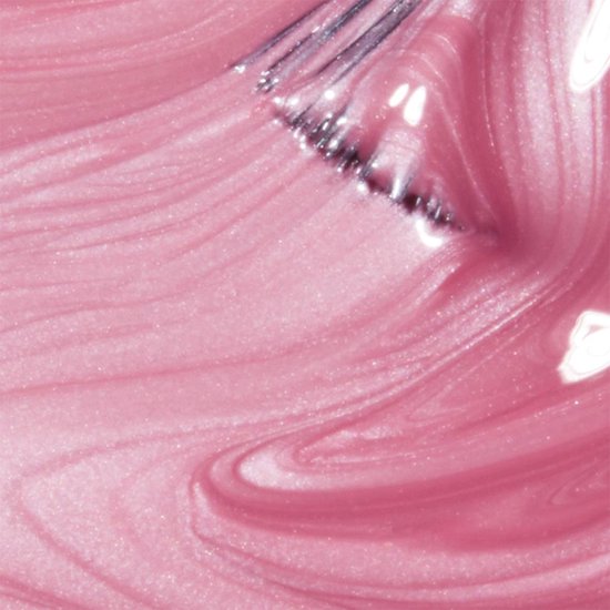 Close-up van glinsterende roze nagellak met de kwast.
