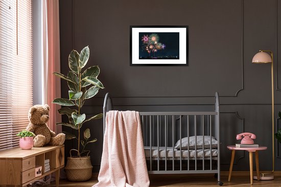 Photo en cadre - Une image de feu d'artifice dans une ville pendant le Nouvel An Cadre photo noir avec passe-partout blanc, moyen 60x40 cm - Affiche sous cadre (Décoration murale salon / chambre)