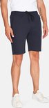 Donkerblauwe sweatshorts met een trekkoord en ritszakken, gedragen door een man met witte sneakers.