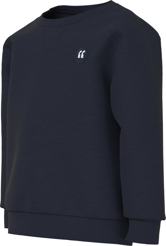 Model van een donkerblauwe sweater met ronde hals en lange mouwen.