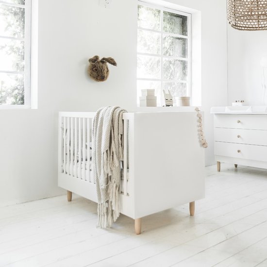 Petite Amélie ® Ledikant - Babybed wit 120x60 cm - Lattenbodem instelbaar in 3 hoogtes - Geschikt tot ongeveer 2 jaar - Stevig Bed dankzij Massief Hout & Sterk Plaatmateriaal - Petite Amelie