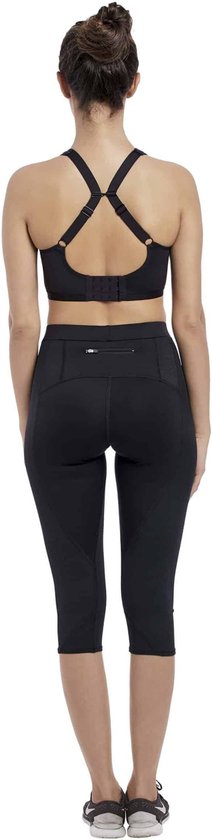 Vue arrière d'une femme portant un soutien-gorge de sport noir Freya à bretelles croisées et un pantalon de sport noir.