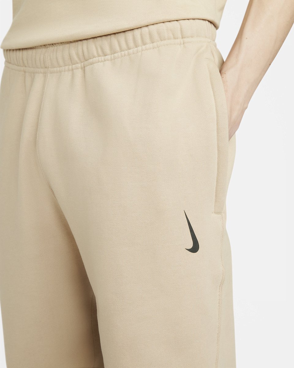 Nike x Billie Eilish Fleecebroek Trainingsbroek – Mushroom/Sequoia Billie Eilish Lifestyle Unisex Trainingsbroek Beige