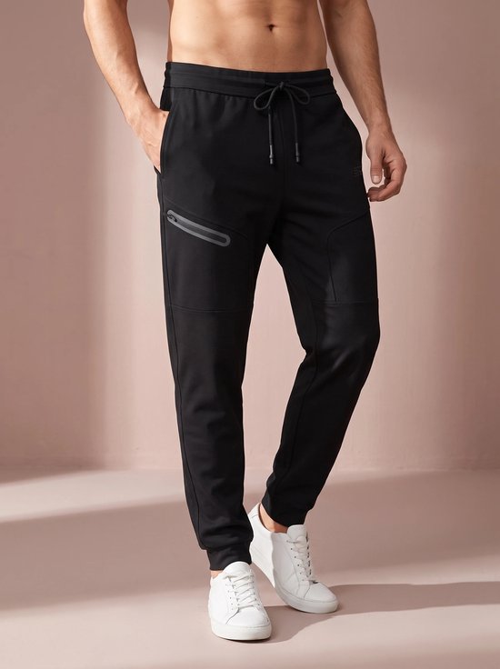 Zwarte sportbroek voor heren met trekkoord, ritssluiting op de zak en gestroomlijnd design.
