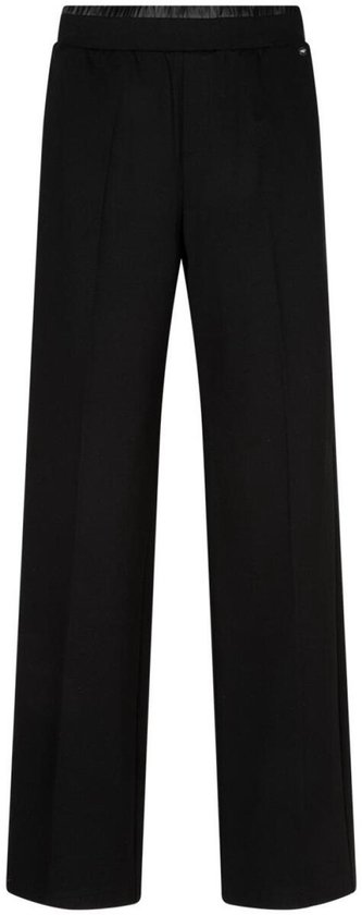 Zwarte, wijde broek met steekzakken aan de voorkant en een elastische tailleband.