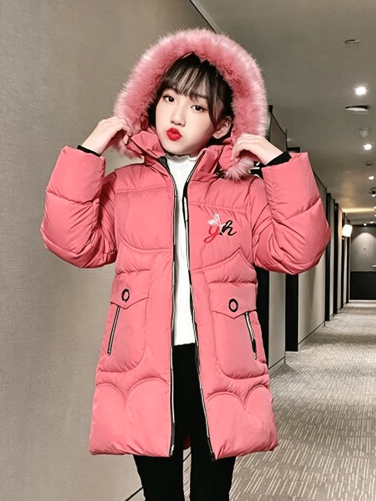 Roze gewatteerde winterjas voor meisjes met capuchon met imitatiebont en een borduursel op de borst.