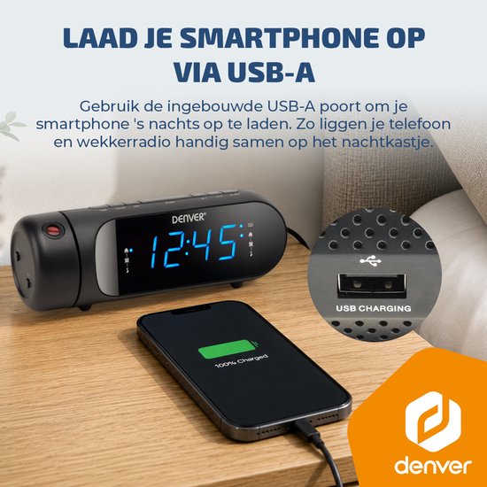 Zwarte Denver wekkerradio met blauw display 12:45 en USB-poort voor het opladen van een smartphone.