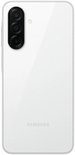 Achterkant van de witte Samsung Galaxy met een drievoudige camera en Samsung-logo.
