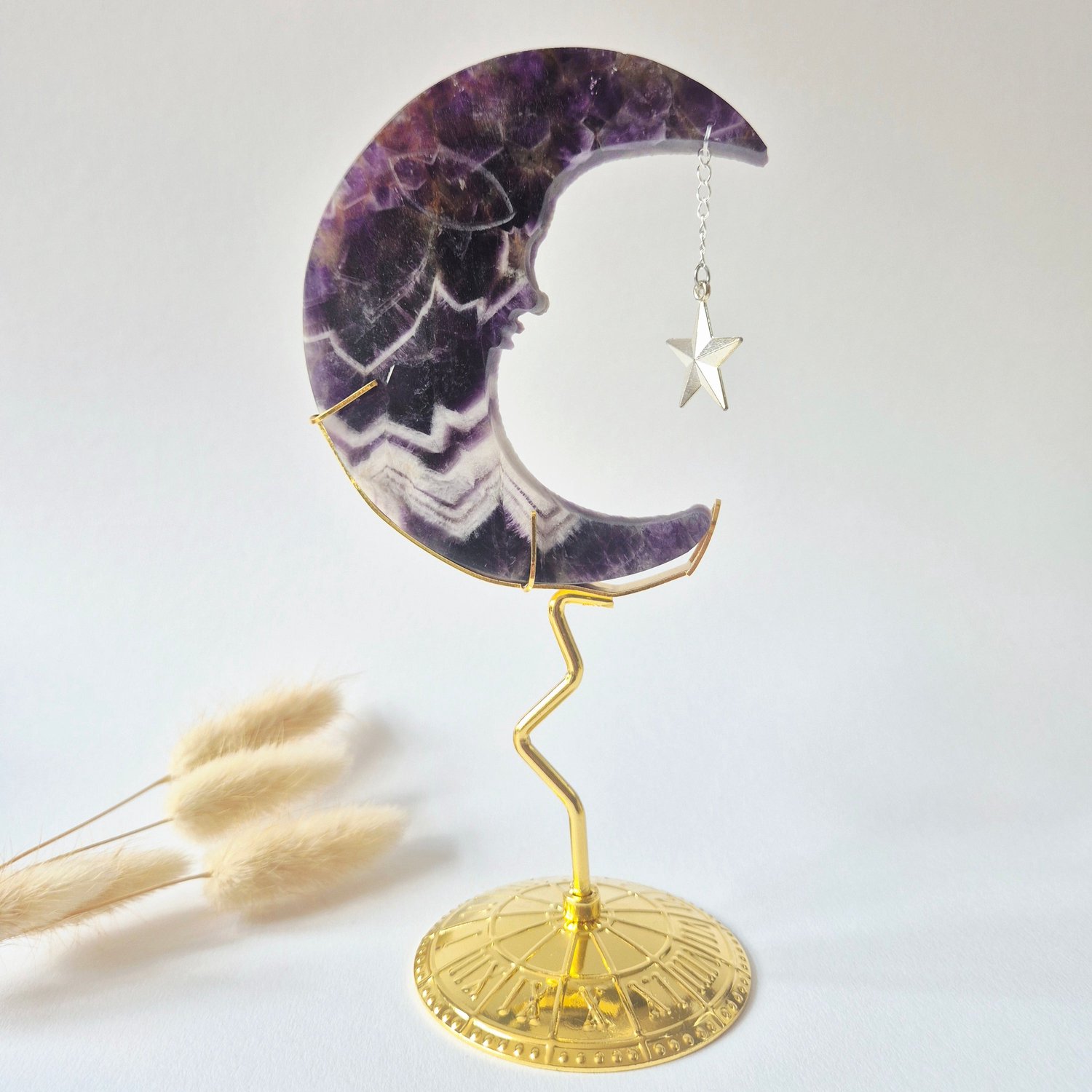 Moonlight Gemstones Dream Amethist Maan op Goudkleurige Standaard – 10cm #7 - Edelsteen Gezicht Gravure Spiritueel Interieur Meerkleurig