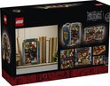 Achterkant van de LEGO doos toont de Brickville Books boekensteun tussen echte boeken op een plank.