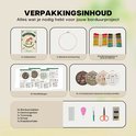Overzicht van de pakketinhoud: doos, borduurring, 20 kleuren garen, 4 handleidingen, 4 stoffen en accessoires.
