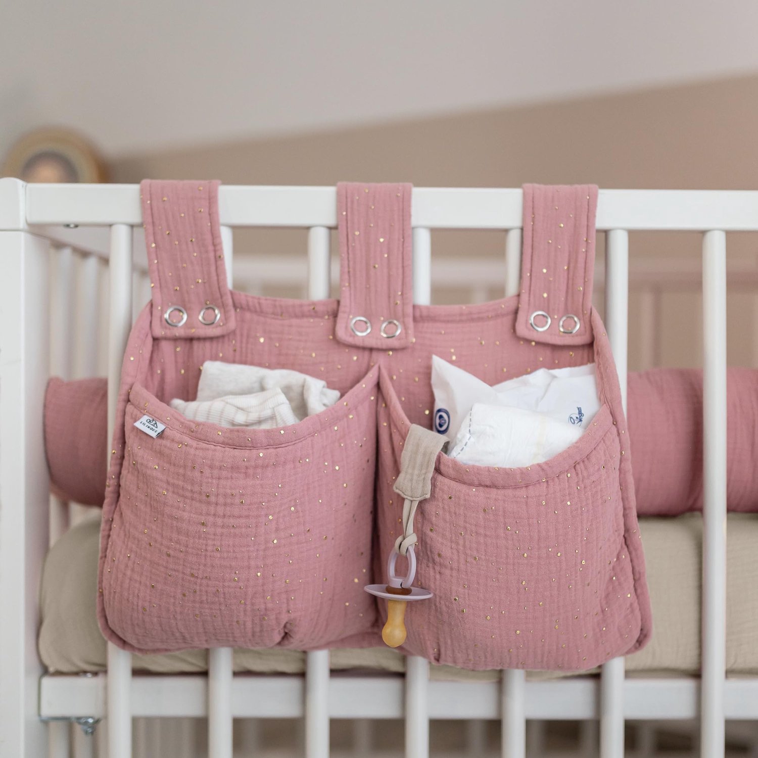 LILIMAUS Bed organizer voor kinderbed met gouden details - hangend bedtasje met 2 vakken - mousseline katoen - oudroze