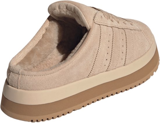 Schuin achteraanzicht van de beige adidas Campus instapper met zachte, harige voering.