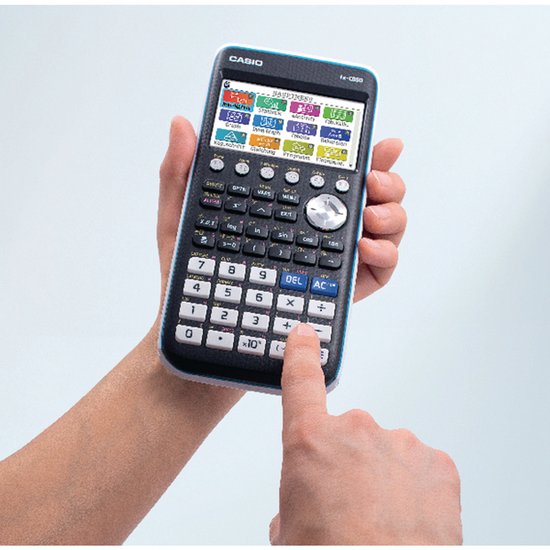 De Casio fx-CG50 grafische rekenmachine, zwart met blauwe accenten, wordt vastgehouden door een hand met een duim die een knop indrukt.