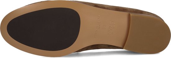 Onderkant van bruine suède loafer met leren zool en zilverkleurige details.