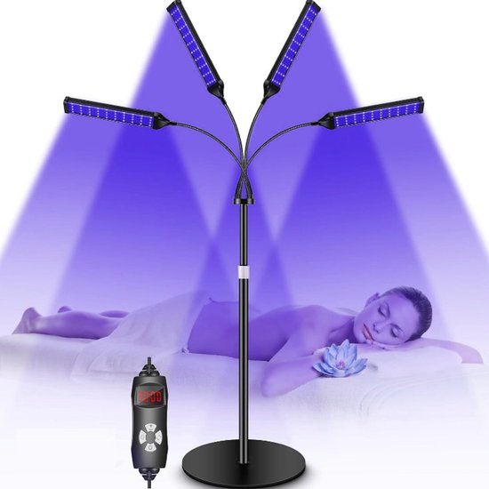 Een staande lamp met vijf flexibele armen die blauw licht uitstralen, boven een vrouw die op een massagetafel ligt.