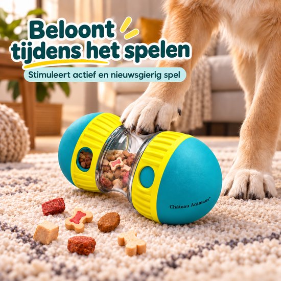 Blauwe en gele snackbal, gevuld met hondenvoer, op een kleed. Een hond legt zijn poot erop.