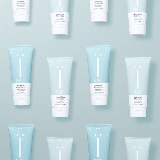 Patroon van Naïf Softening Conditioner en Nourishing Shampoo tubes op een lichtblauwe achtergrond.