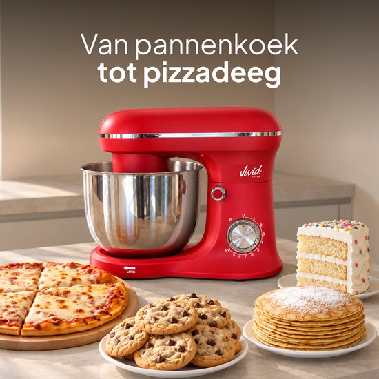 Rode Vivid Green keukenmachine op een aanrecht met pannenkoeken, pizza, cake en koekjes.
