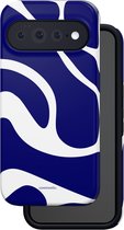 Achterkant van een smartphone in een blauw-witte hoes met golvend patroon.