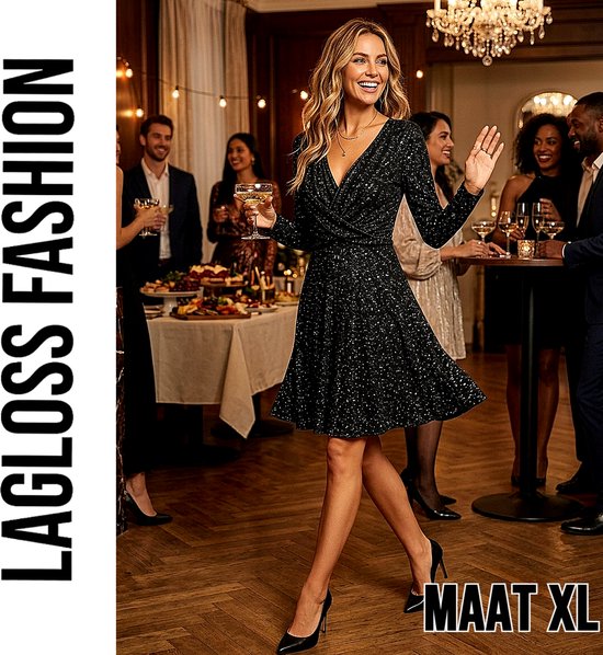 Vrouw met glinsterende zwarte overslagjurk in maat XL op een feestje met glazen in de hand.