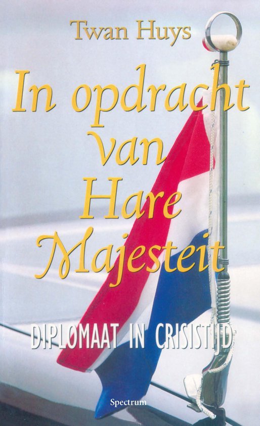 Boekomslag 'In opdracht van Hare Majesteit' van Twan Huys, met een wapperende Nederlandse vlag aan een scheepsmast.