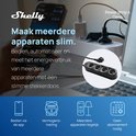 Zwarte Shelly Power Strip Gen4 met vier stopcontacten, bedienbaar via app met vermogensmeting zonder abonnement.