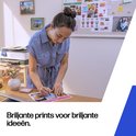 Vrouw in blauw jurkje schrijft op een ontwerp. Tekst: Briljante prints voor briljante ideeën.