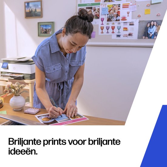 Vrouw in blauw jurkje schrijft op een ontwerp. Tekst: Briljante prints voor briljante ideeën.