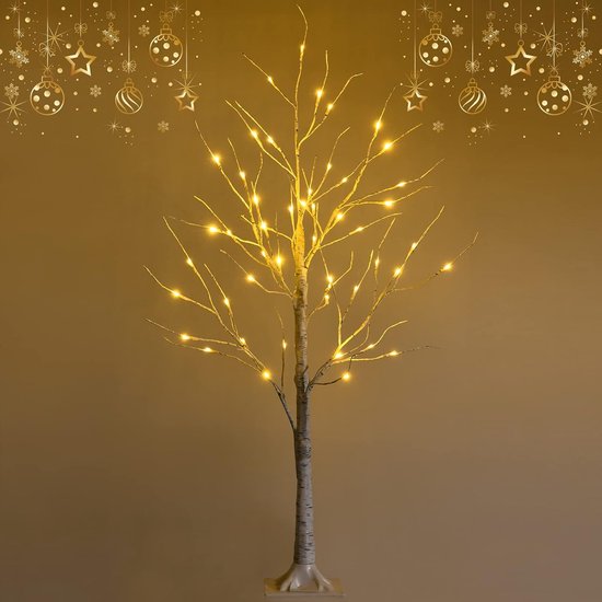 Verlichte berkenboom met warmwitte LED-lampjes tegen een gouden achtergrond met kerstornamenten.