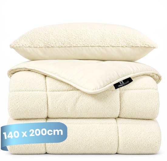 Crème teddy dekbed (140x200cm) met ruitpatroon en één crème kussen.