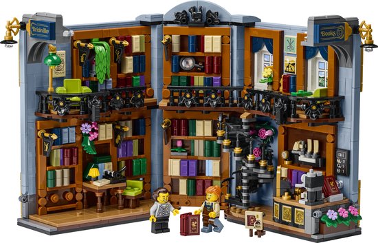 LEGO Boekhandel is een modulaire boekwinkel met twee verdiepingen, details zoals lampen, boeken, bloemen en twee minifiguren.