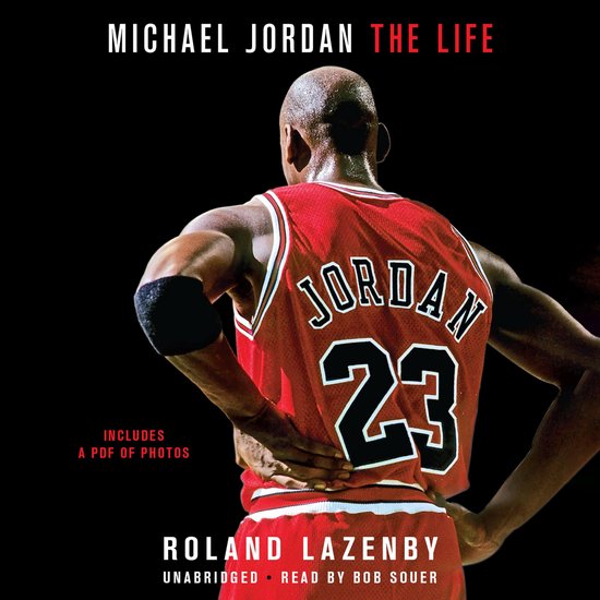 Michael Jordan in zijn rode basketbalshirt met nummer 23, met de tekst "Michael Jordan The Life" en "Roland Lazenby".