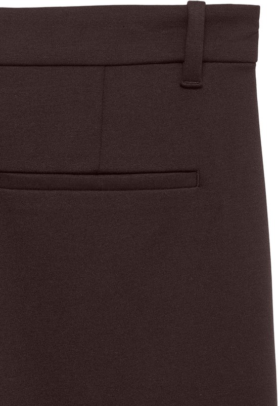 Detail van de achterkant van een donkerbruine pantalon met een paspelzak en riemlussen.